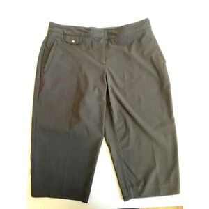 Izod GOLF Women's Size 6 Black Classic Stretch Bermuda Shorts Pants - Style Z885